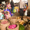Gruppenreisen für Alleinreisende & Erlebnisreisen I Kolumbien Ablauf Einheimische in Silvia auf dem Markt