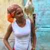 Einheimische Kubanerin mit Huhn auf der Schulter in Havanna auf Kuba - Gruppenreisen für Alleinreisende & Erlebnisreisen | QUERIDO MUNDO