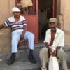 Zwei einheimische Kubaner auf der Straße in Santiago de Cuba auf Kuba - Gruppenreisen für Alleinreisende & Erlebnisreisen | QUERIDO MUNDO