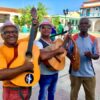 Fröhliche kubanische Musiker auf dem Platz in Santiago de Cuba auf Kuba - Gruppenreisen für Alleinreisende & Erlebnisreisen | QUERIDO MUNDO