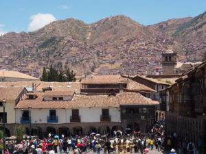 Gruppenreisen für Alleinreisende I Anden Blick vom Marktplatz in Cusco auf die Anden