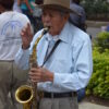 Gruppenreisen für Alleinreisende I Mexiko alter Mann spielt in Oaxaca Saxophon