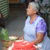 Gruppenreisen für Alleinreisende I Mexiko Frau verkauft auf dem Markt in Oaxaca