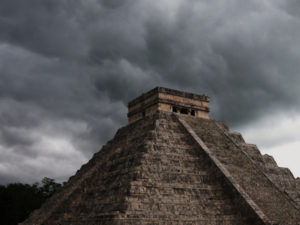 Gruppenreisen für Alleinreisende I Warum Du nach Mexiko reisen solltest Chicen Itza im Sturm