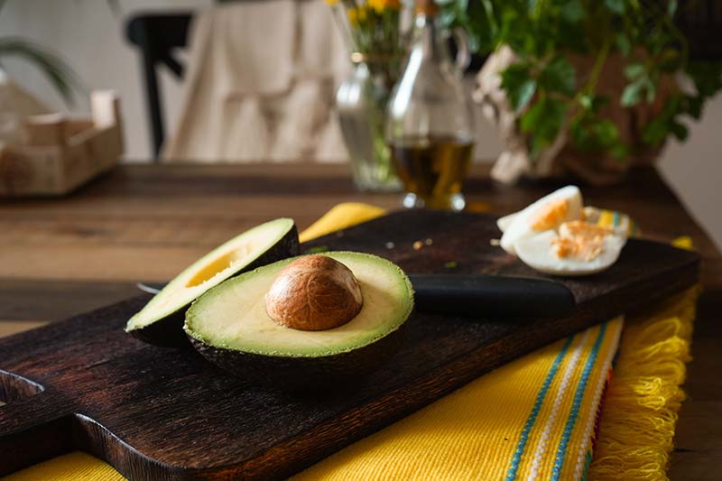 Avocado und Ei schneiden - Causa Rellena