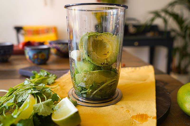 Avocadosauce zubereiten - Fisch Tcaos