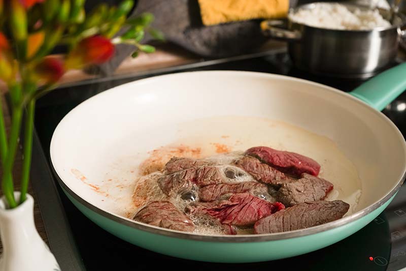 Fleisch anbraten - Lomo Saltado