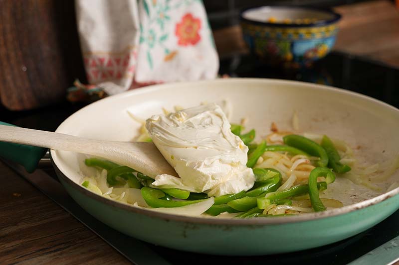 Frischkäse hinzugeben - Tamales