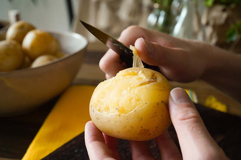 Kartoffeln pellen - Causa Rellena