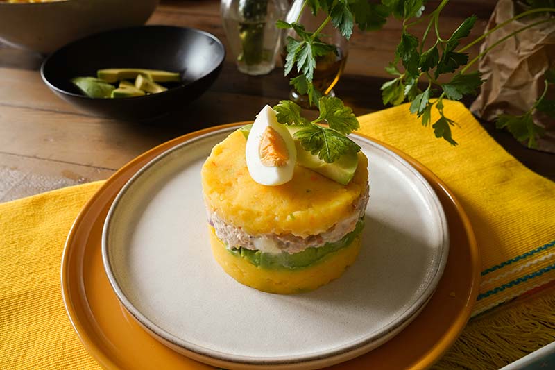 Teller anrichten - Causa Rellena